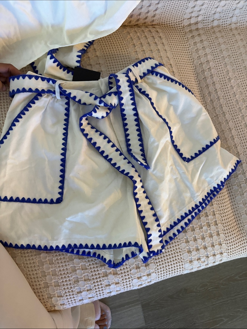 En Saison White High-Waist Shorts with Navy Trim - Picture 5 of 9